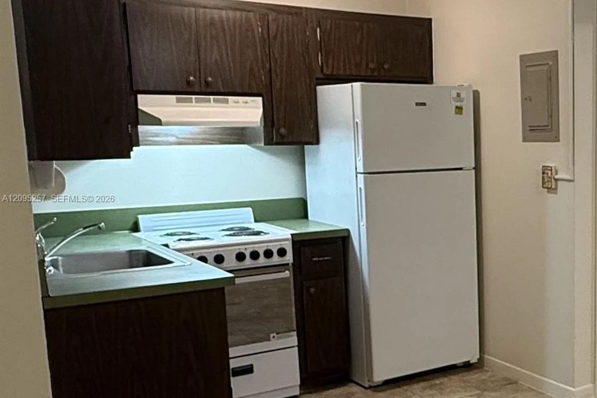 2400 SW 42nd Ave #6, Fort Lauderdale: photo 1 of 10