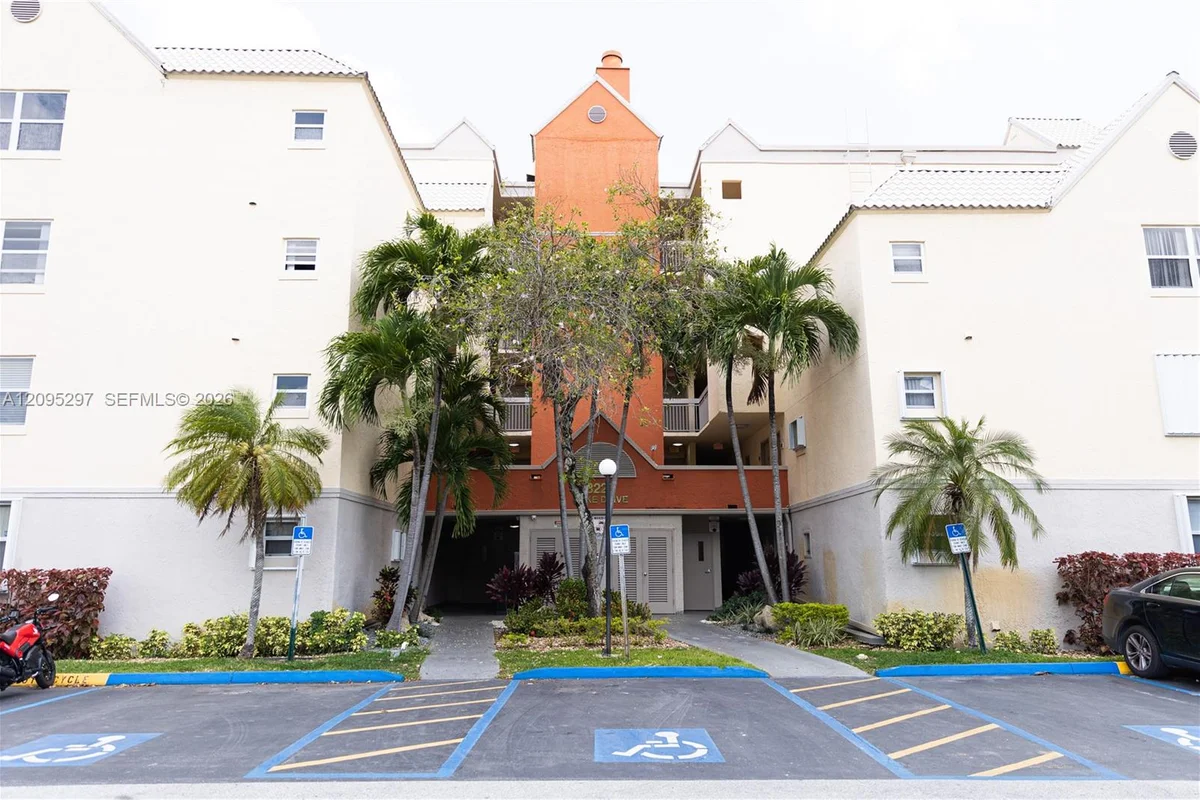 8225 Lake Dr #203, Doral: photo 1 of 11