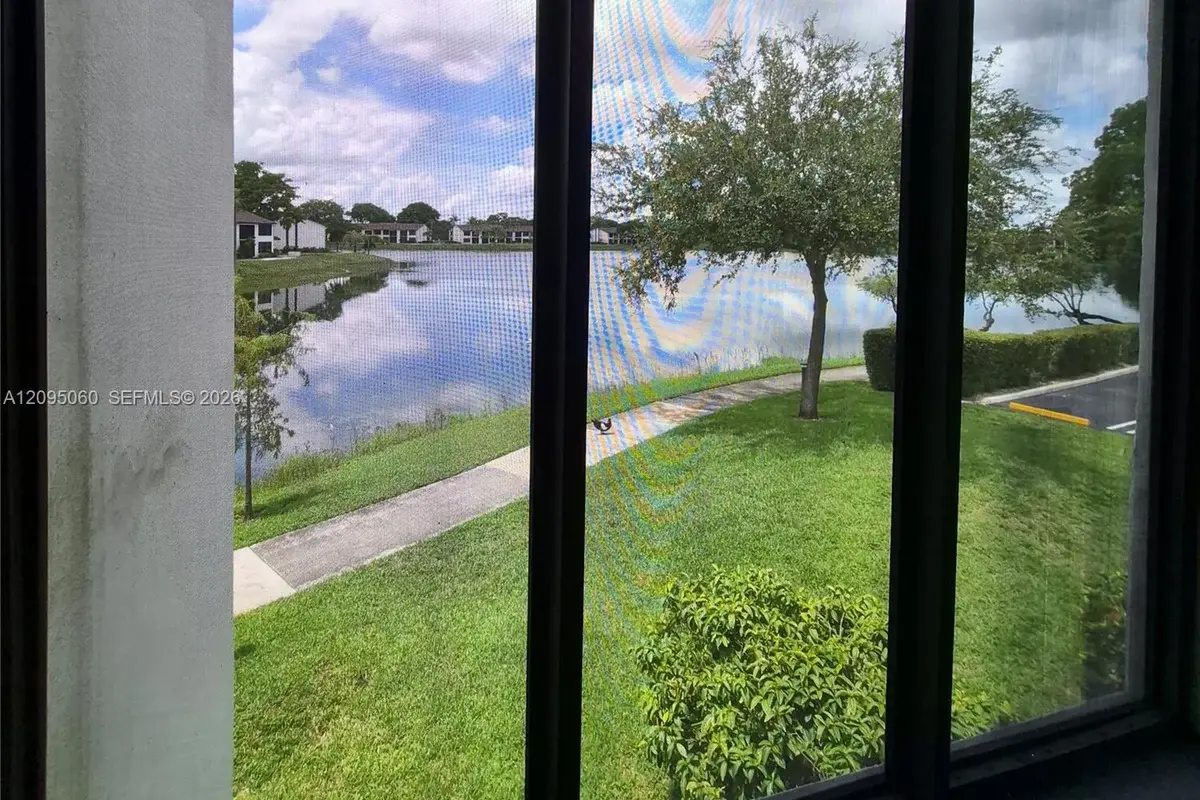 210 Lake Pointe Dr, Oakland Park: photo 1 of 9