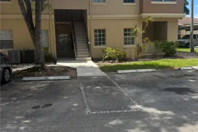 18310 NW 68th Ave #F, Hialeah: photo 1 of 8