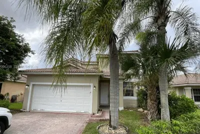 11867 SW 7th St, Pembroke Pines: photo 1 of 13