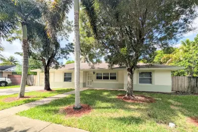 945 NW 4th Ln, Florida City: photo 1 of 6