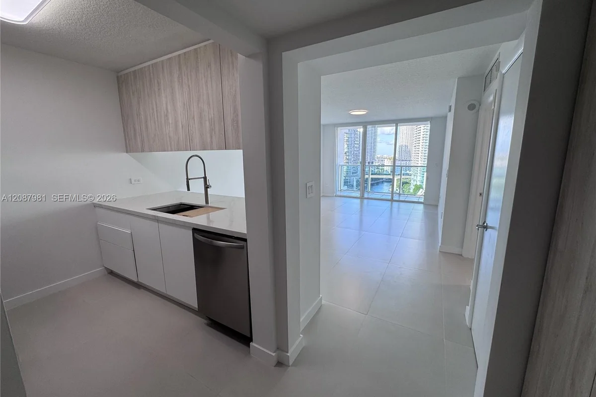 31 SE 5th St #2009, Miami: photo 1 of 41