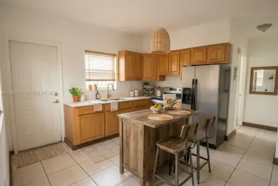 1995 NE 167th St #1, North Miami Beach: photo 1 of 11