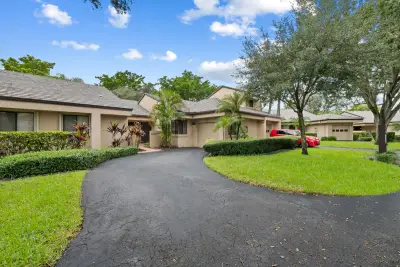9212 Chelsea Dr N, Plantation: photo 1 of 25