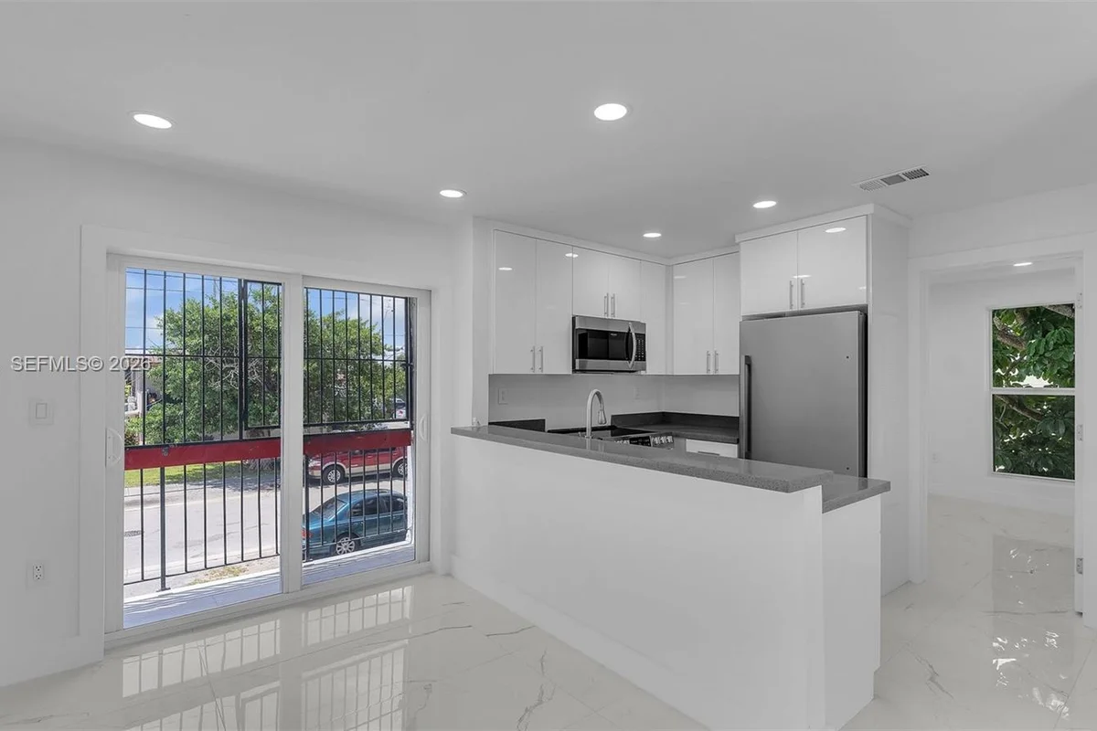 2623 NW 24th St #7, Miami: photo 1 of 19