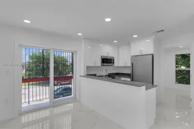 2623 NW 24th St #7, Miami: photo 1 of 19