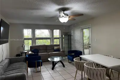 15661 SW 104th Ter #318, Miami: photo 1 of 6