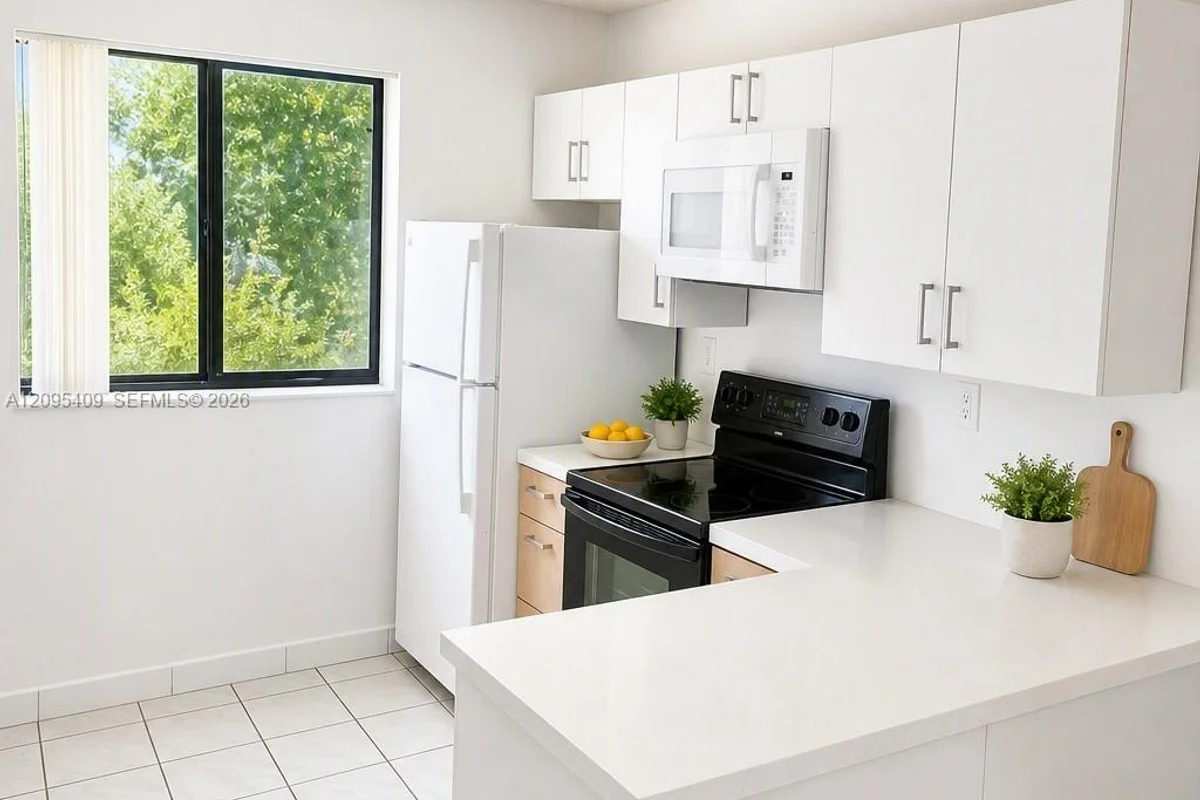 2710 W 60th Pl #204, Hialeah: photo 1 of 8