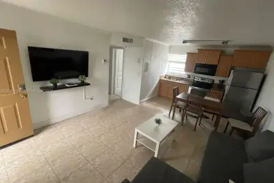 427 SW 6th St #2, Miami: photo 1 of 5