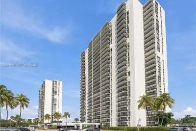 3675 N Country Club Dr #204, Aventura: photo 1 of 17