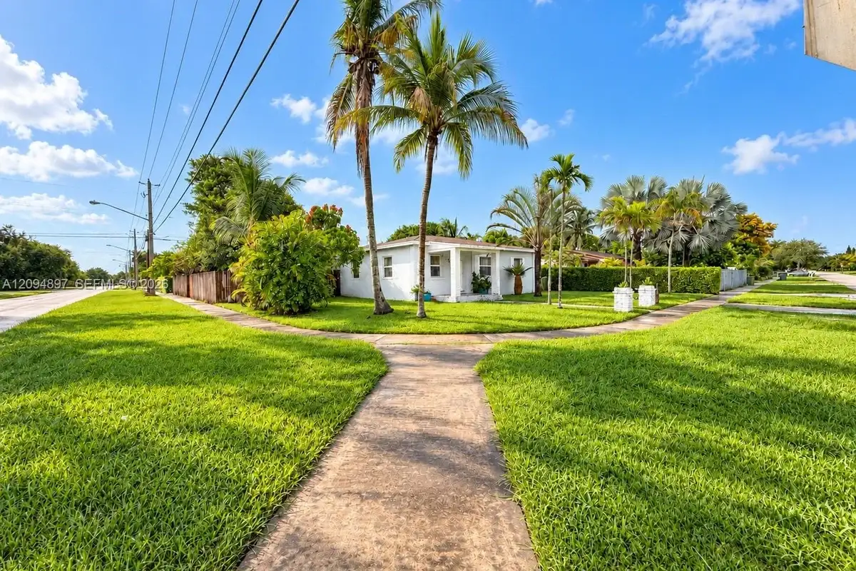 797 NW 9th St, Homestead: photo 1 of 34