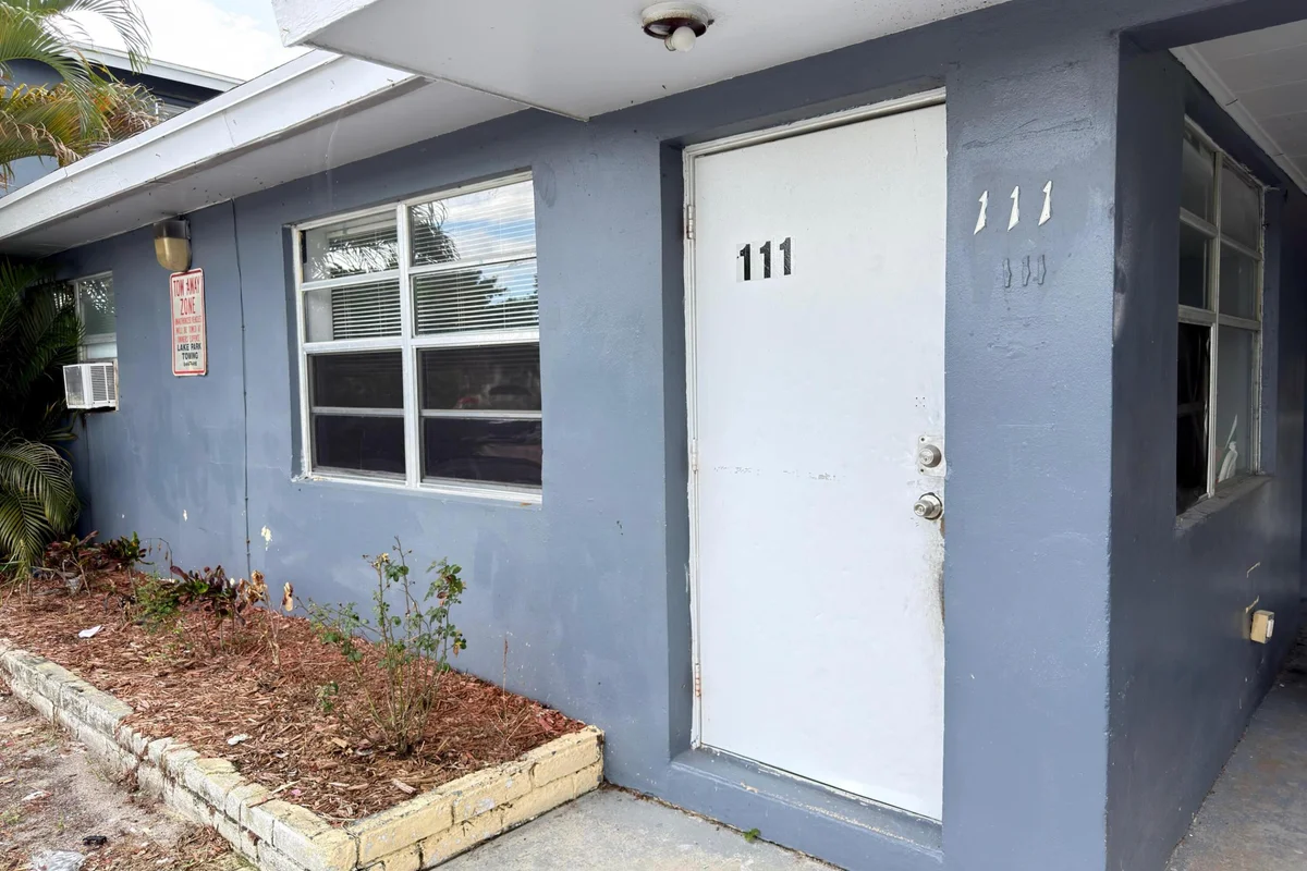 111 E 27th St #1, Riviera Beach: photo 1 of 13