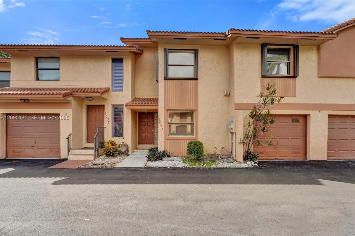 1043 SW 113th Ter, Pembroke Pines: photo 1 of 45