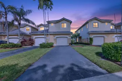 2475 W Cordoba Bend, Weston: photo 1 of 31