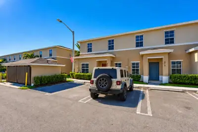 497 NE 4th St, Florida City: photo 1 of 29