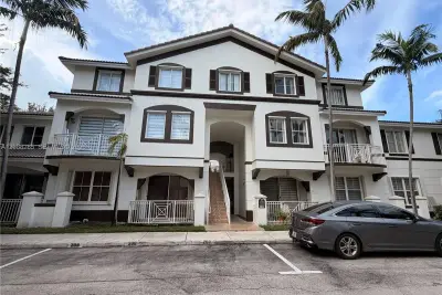 8838 W Flagler St #208, Miami: photo 1 of 15
