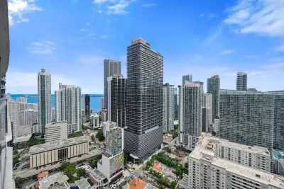 55 SW 9th St #3705, Miami: photo 1 of 36