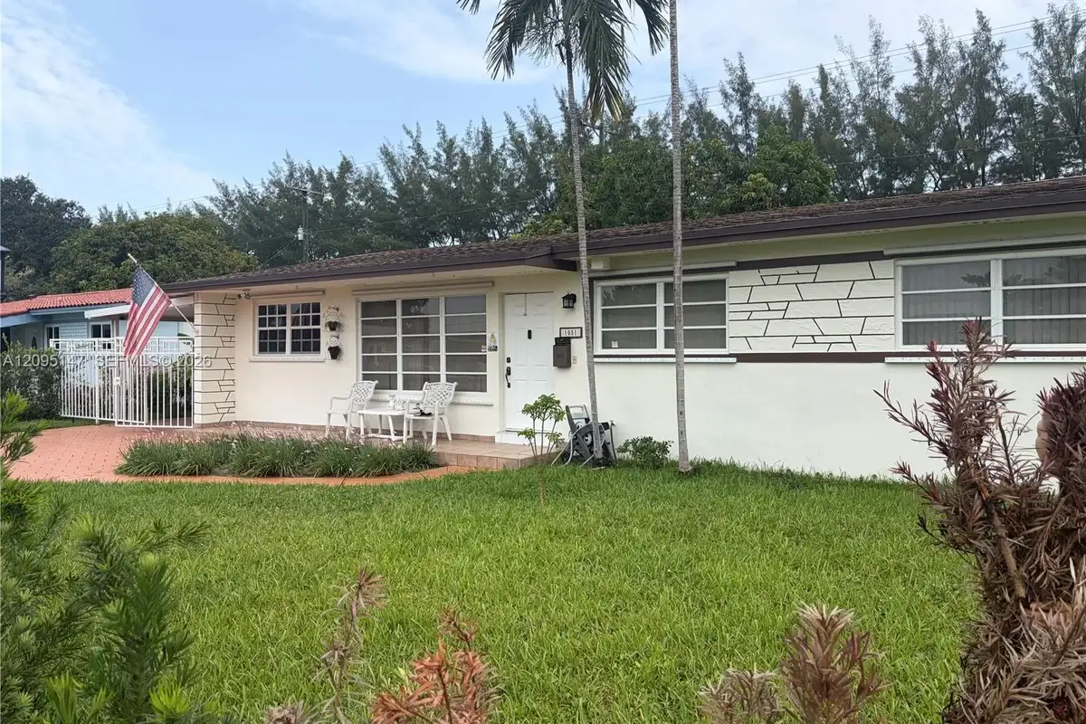 1051 W 47th St, Hialeah: photo 1 of 10