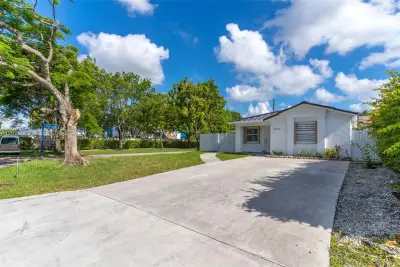 9999 NW 25th Ter, Doral: photo 1 of 32