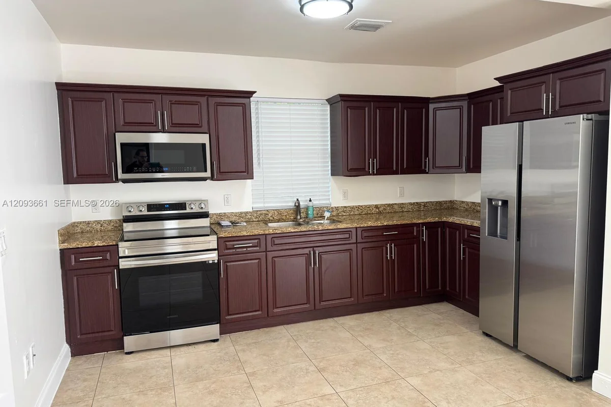 1129 SW 10th St, Miami: photo 1 of 24