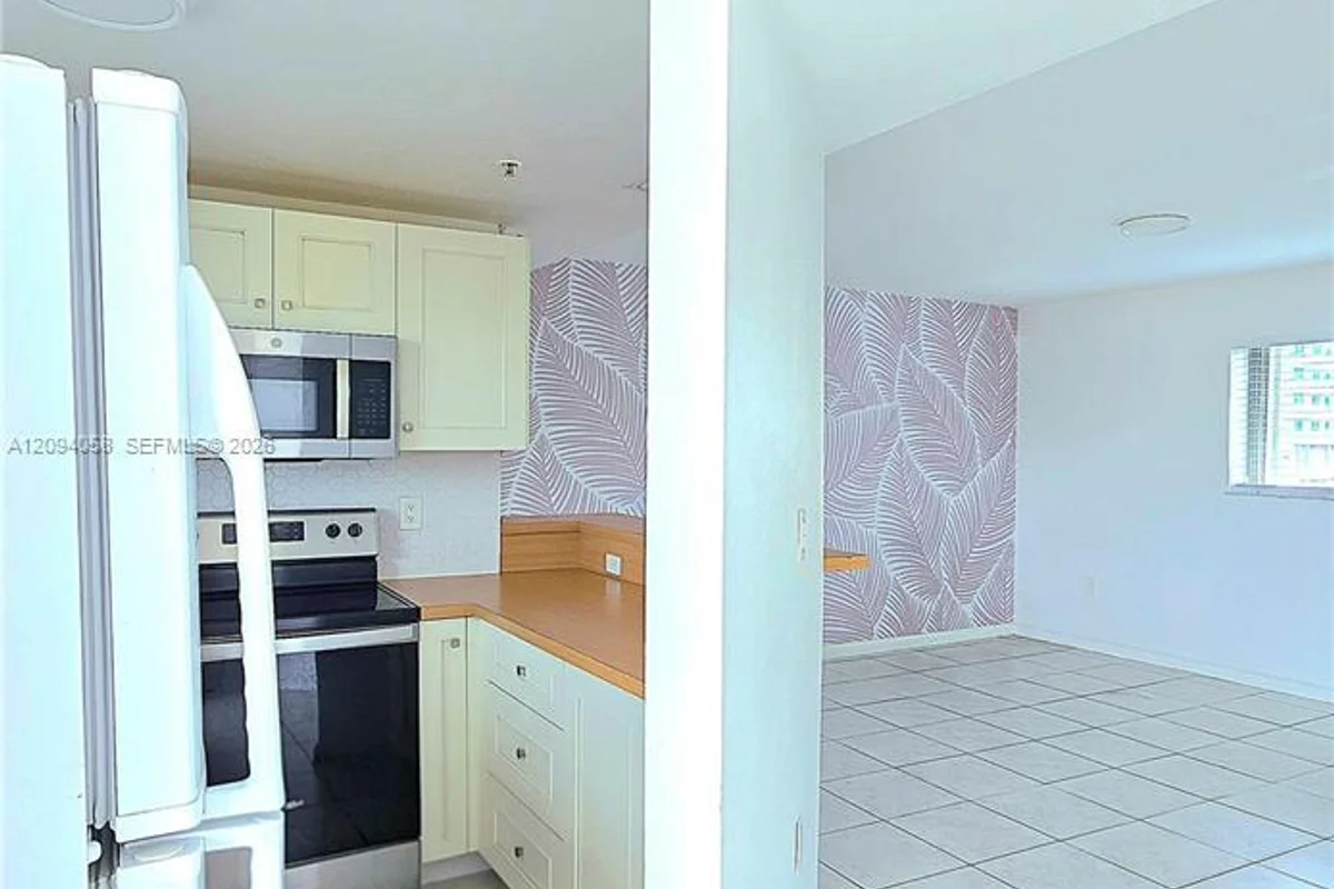 328 NW 12th Ave #11, Miami: photo 1 of 15
