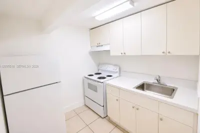 2300 W Flagler St #21A, Miami: photo 1 of 10