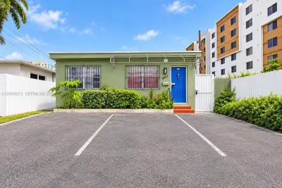 3621 NW 23rd Ave, Miami: photo 1 of 12