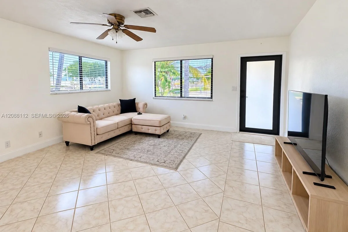 747 SW 5th St, Dania Beach: photo 1 of 7