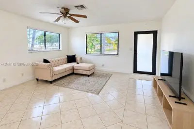 747 SW 5th St, Dania Beach: photo 1 of 7
