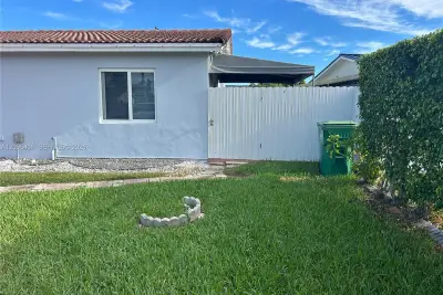 3325 Village Green Dr, Miami: photo 1 of 5