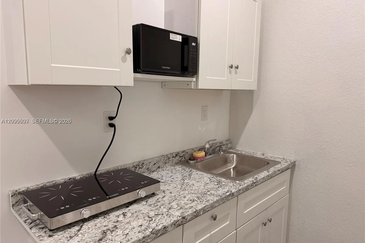 2804 NW 7th Ct, Fort Lauderdale: photo 1 of 7
