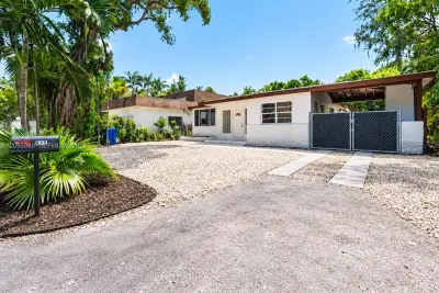 940 NE 85th St, Miami: photo 1 of 35