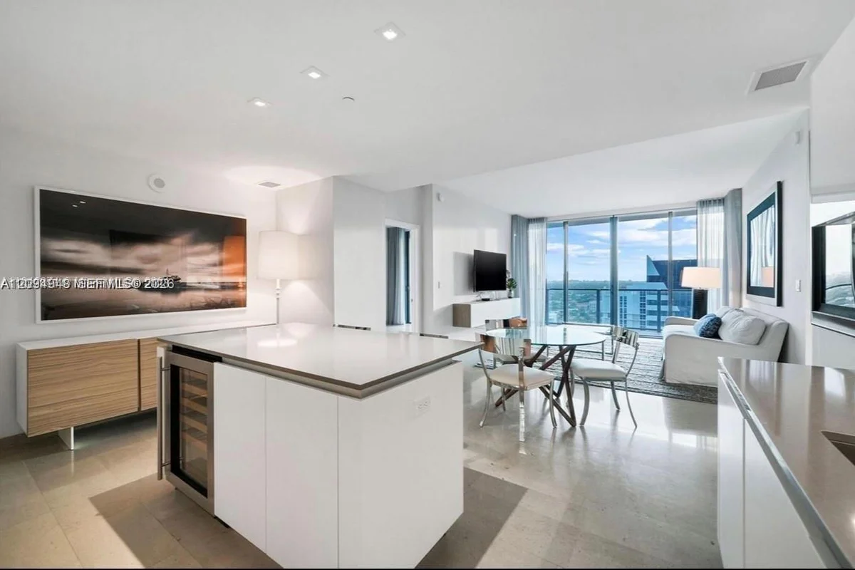 88 SW 7th St #1904, Miami: photo 1 of 33