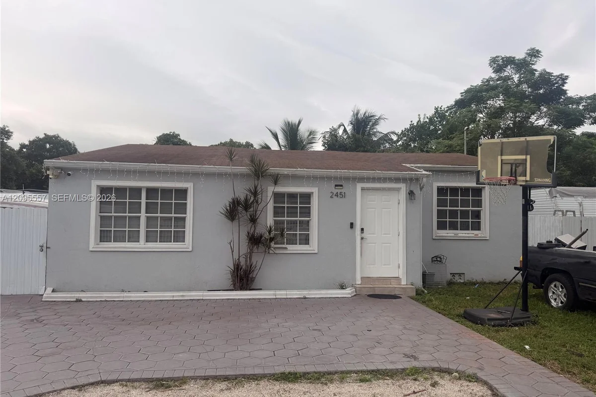 2451 NW 104th St, Miami: photo 1 of 11