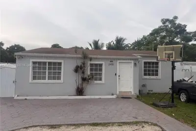 2451 NW 104th St, Miami: photo 1 of 11