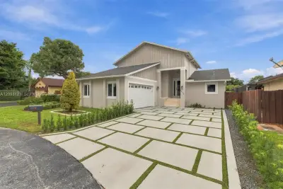 5428 SW 152nd Place Cir, Miami: photo 1 of 37