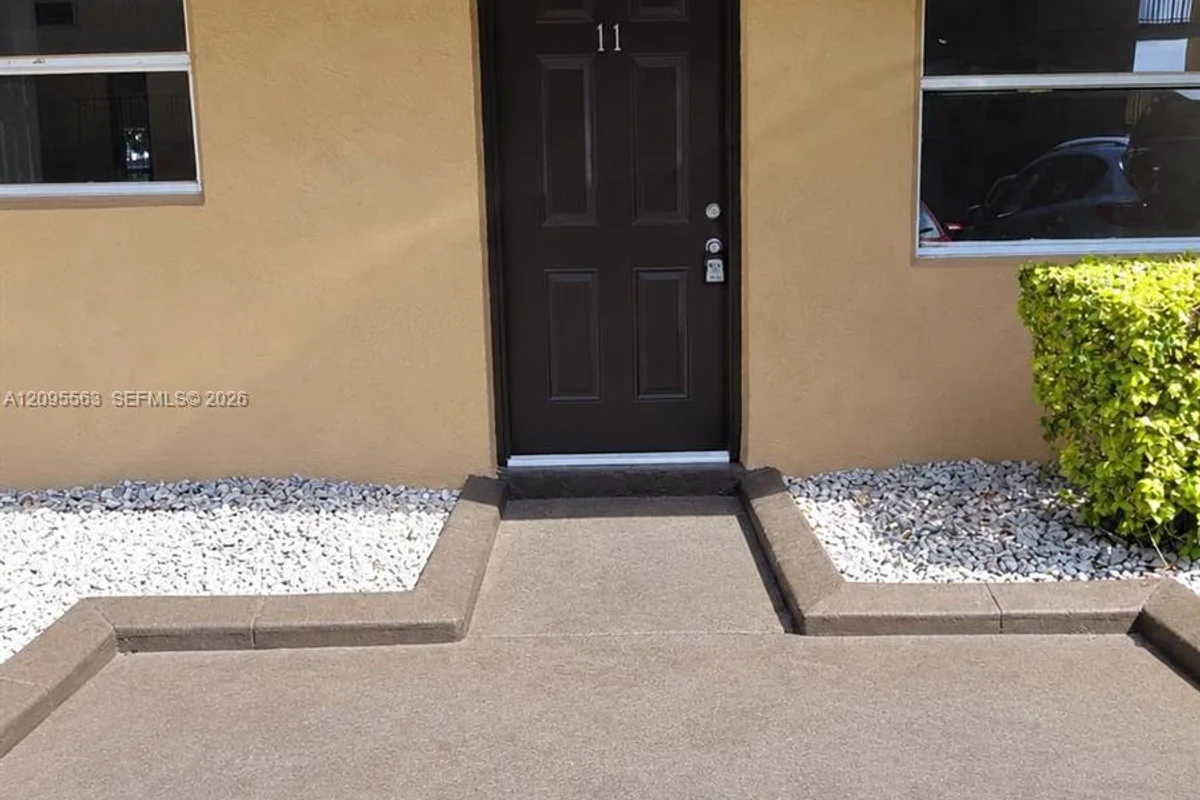 5441 W 24th Ave #11, Hialeah: photo 1 of 6