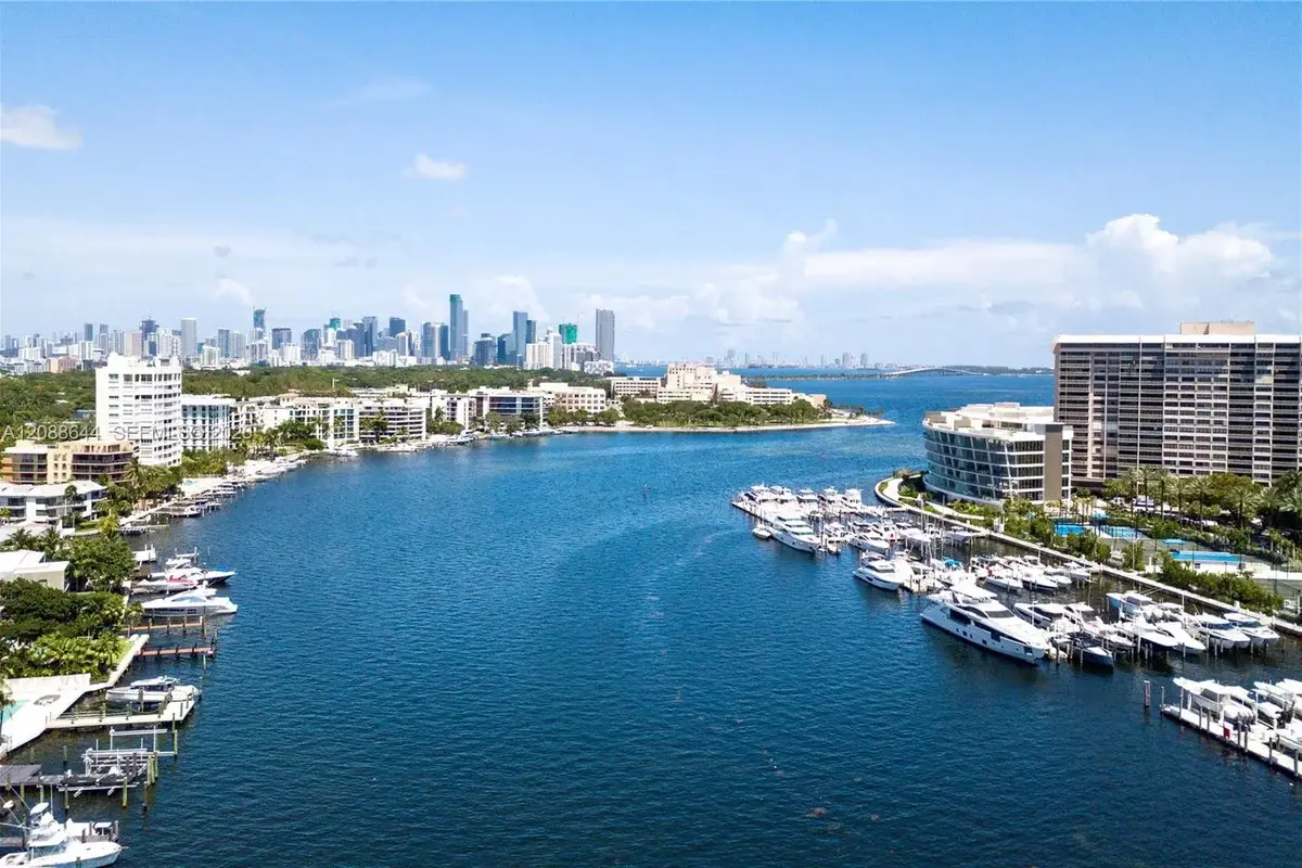 3 Grove Isle Dr #CPH08, Miami: photo 1 of 11