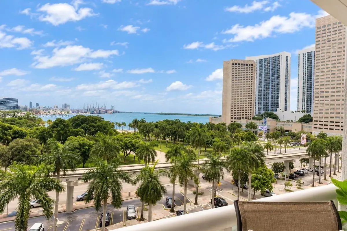 50 Biscayne Blvd #705, Miami: photo 1 of 10