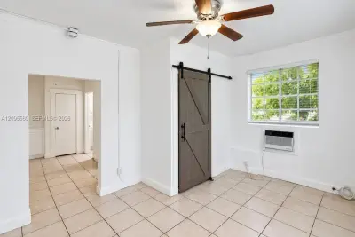 1563 SW 2nd St #5, Miami: photo 1 of 8