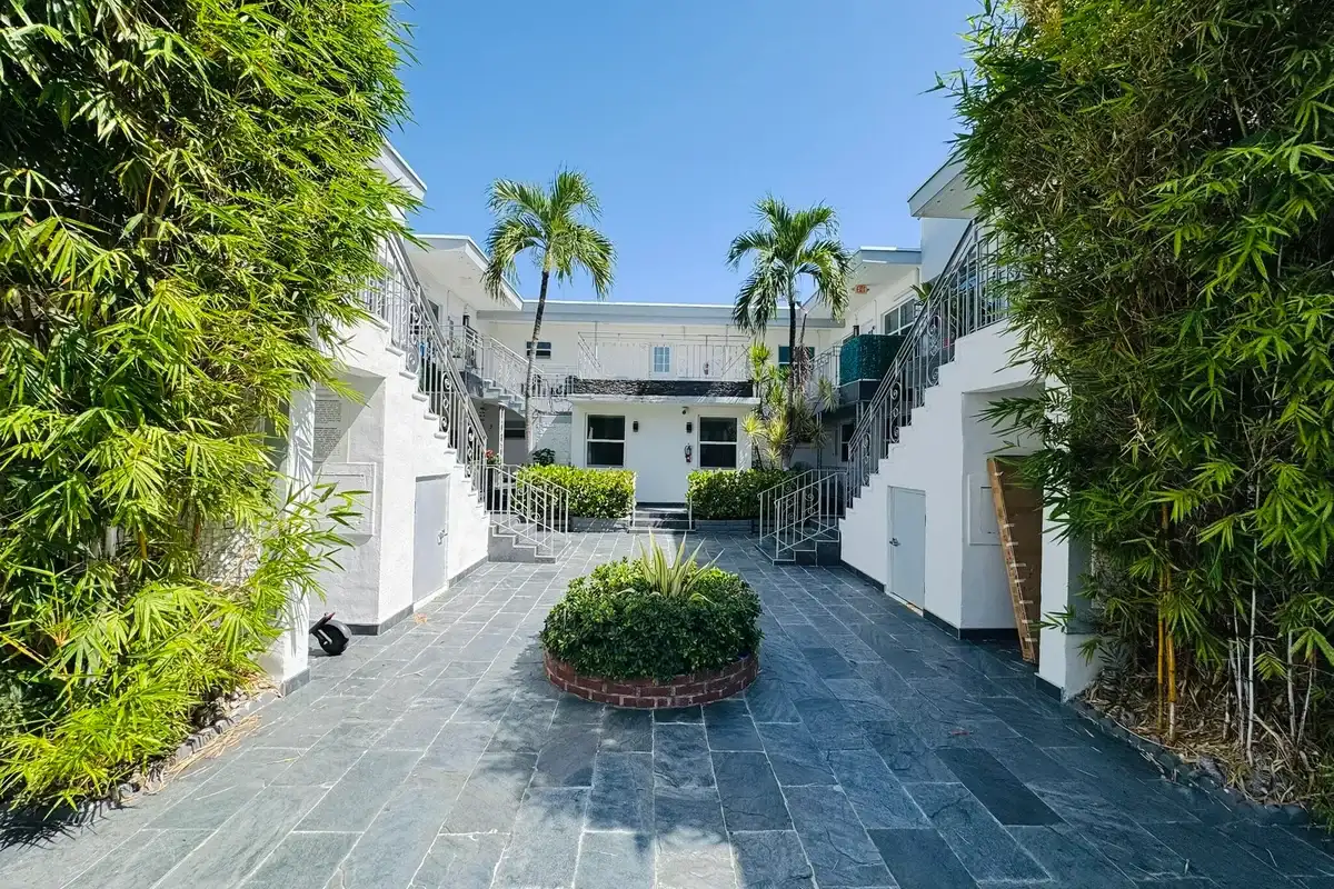935 8th St #18, Miami Beach: photo 1 of 29