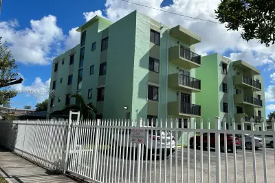 1530 SW 2nd St #104, Miami: photo 1 of 18