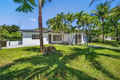 17150 NE 18th Ave, North Miami Beach: photo 1 of 35