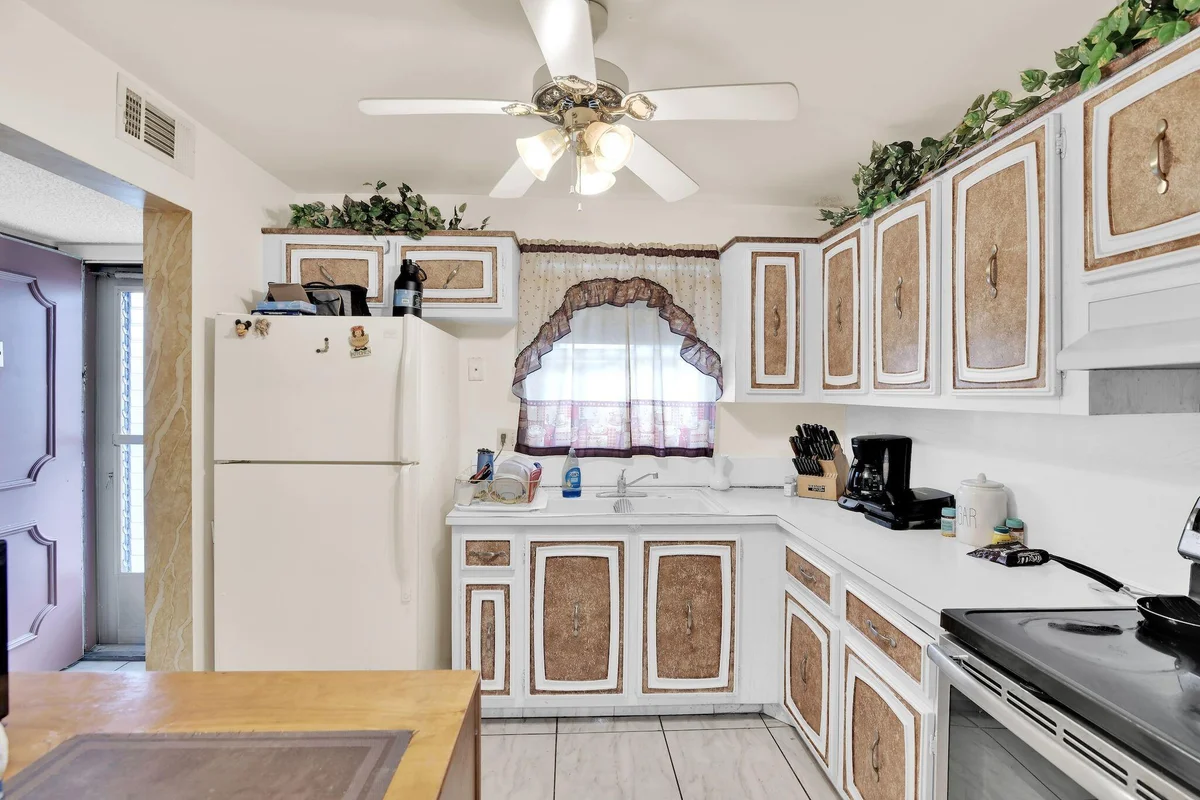 711 Lori Dr #204, Palm Springs: photo 1 of 34