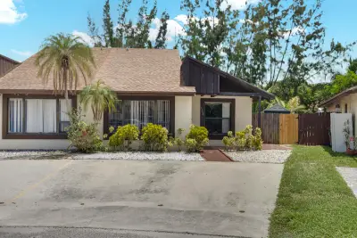 3768 Mil Lake Ct, Lake Worth: photo 1 of 28