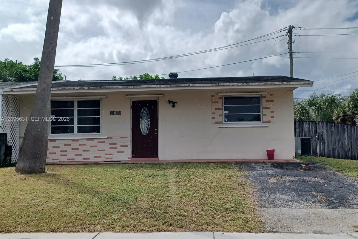 1701 SW 70th Ave, North Lauderdale: photo 1 of 7