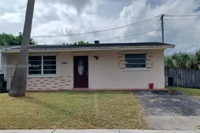 1701 SW 70th Ave, North Lauderdale: photo 1 of 7