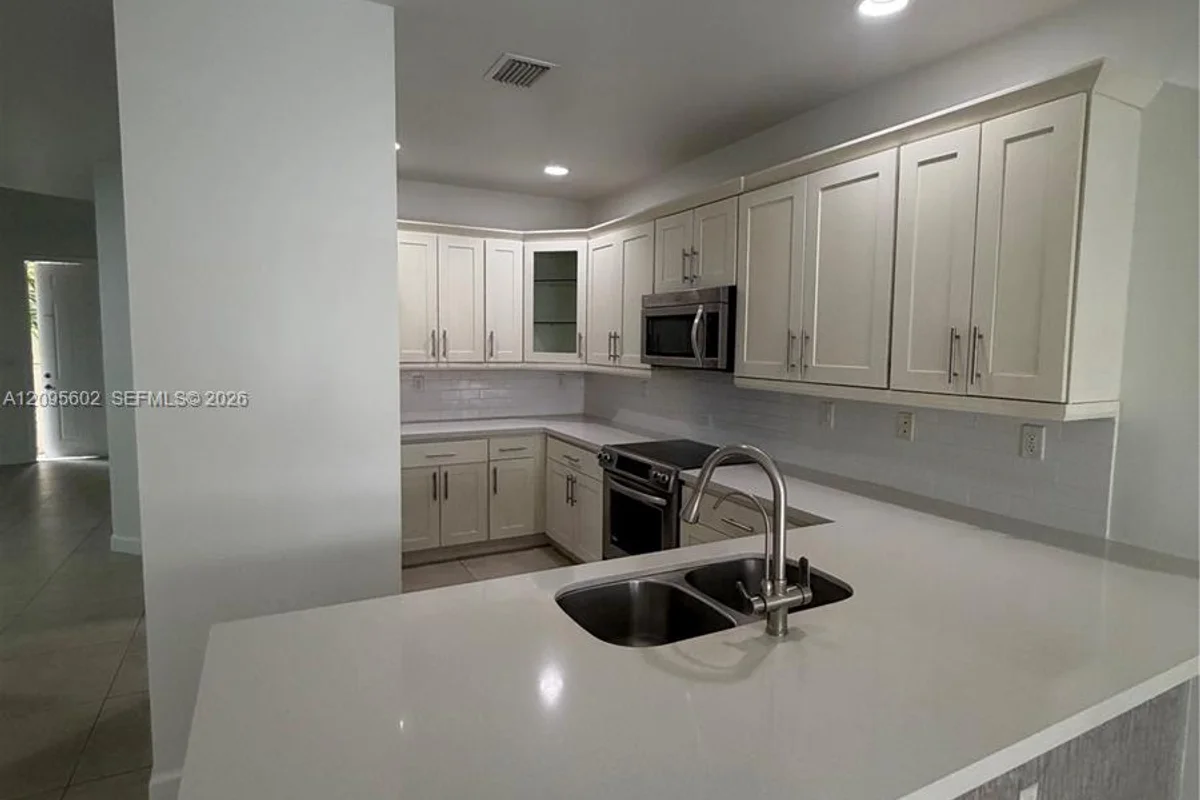 10461 NW 61st St, Doral: photo 1 of 15