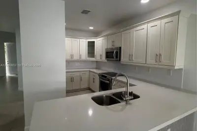 10461 NW 61st St, Doral: photo 1 of 15
